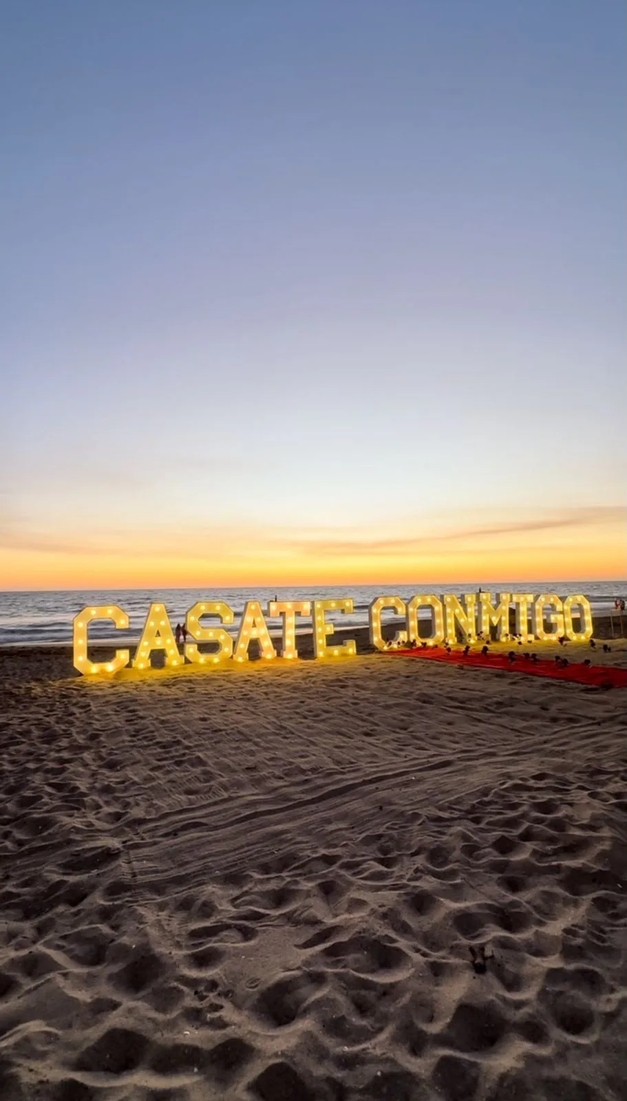 Large Letters “Cásate Conmigo”