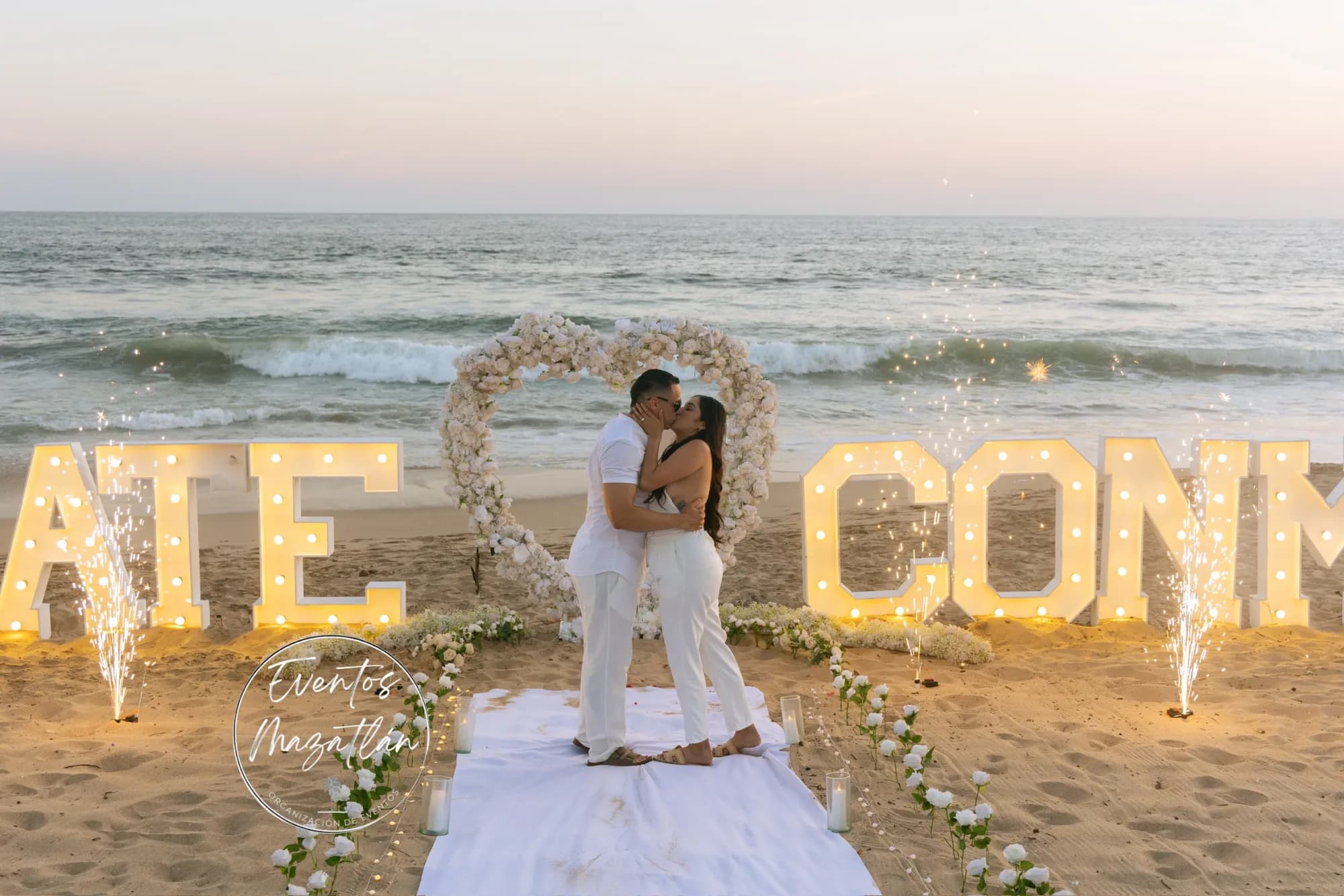 Large Letters “Cásate Conmigo” with Roses