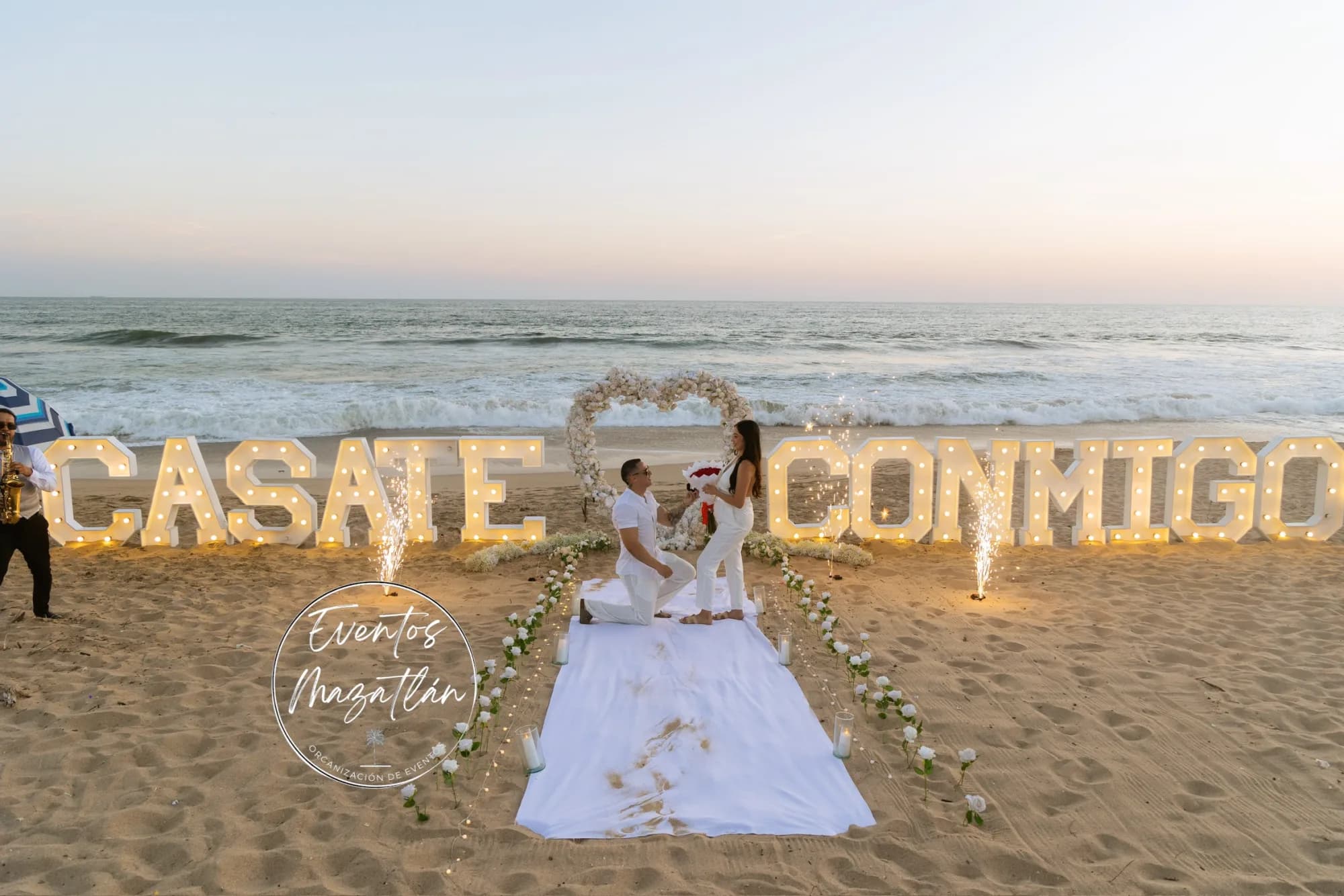 Letras Grandes “Cásate Conmigo” con Rosas